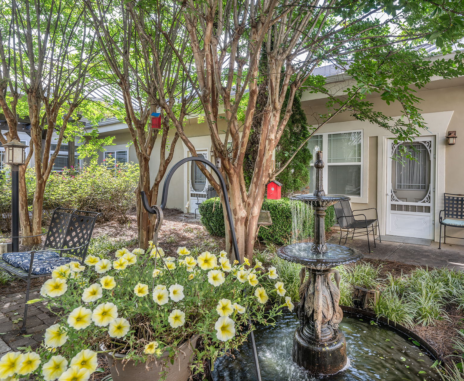 NWN courtyard closeLO Memory Care Center in Newnan