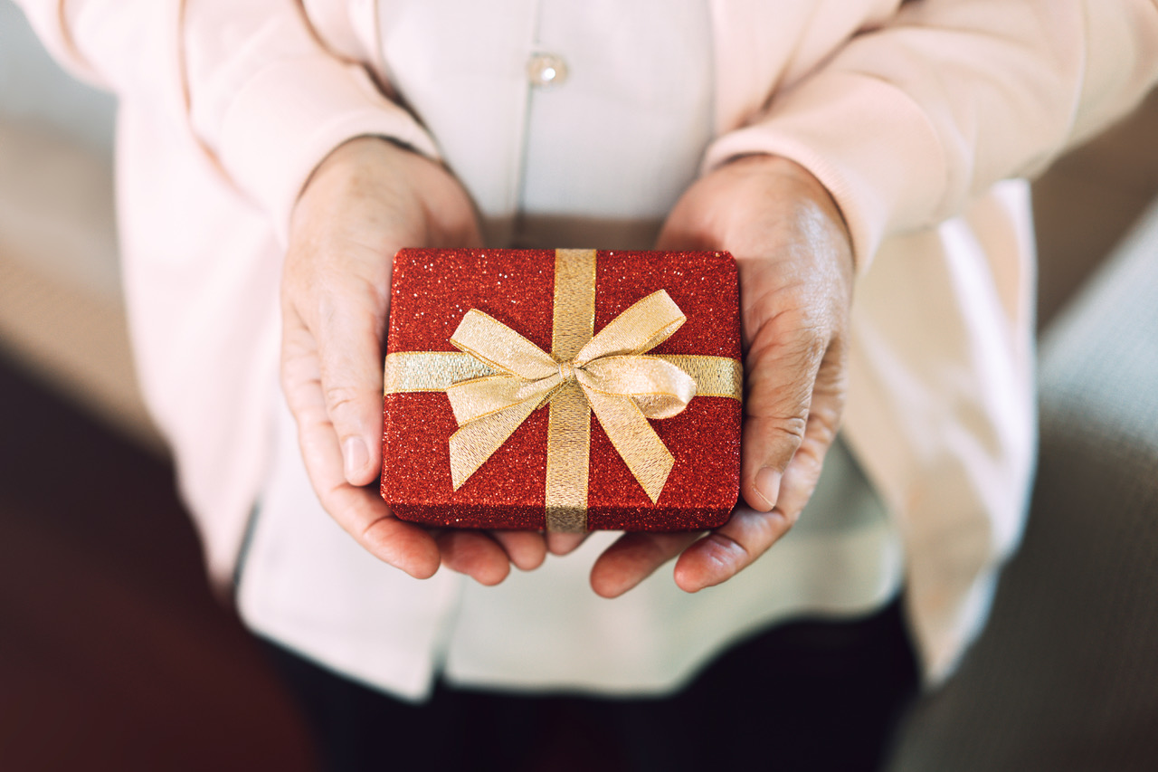 23 Gift Ideas for Older Parents to Entertain Them (2022) - Love